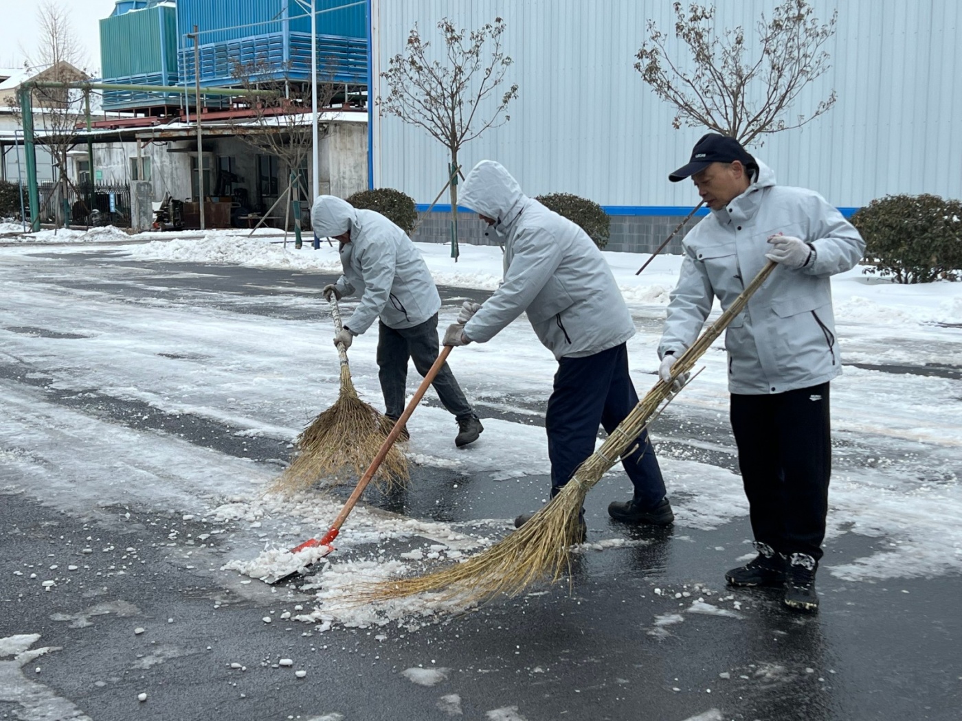 集团员工齐心行 除冰扫雪暖人心